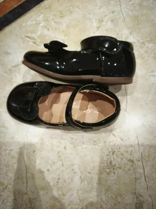 Zapatos charol niña lazo brillante. Número 23