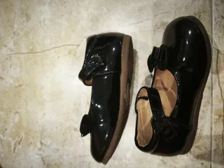Zapatos charol niña lazo brillante. Número 23