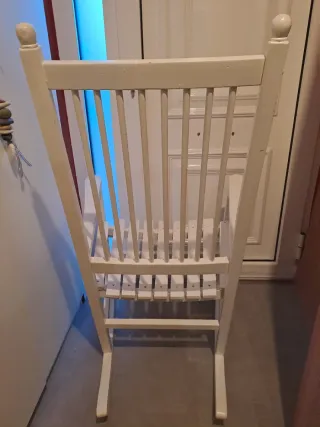 Mecedora blanca sin cojines