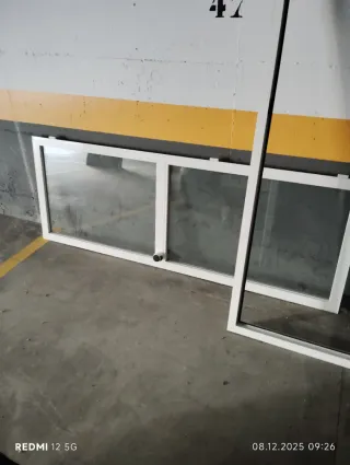 Puerta de aluminio blanca