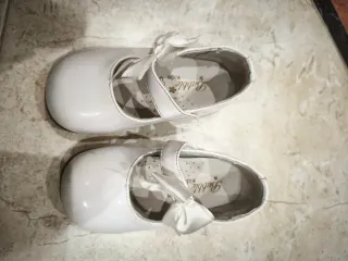 Zapatos niña blancos charol lazo Número 23.