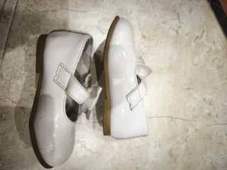 Zapatos niña blancos charol lazo Número 23.
