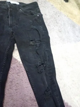 Pantalón Bershka negro roto adolescente