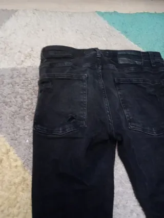 Pantalón Bershka negro roto adolescente