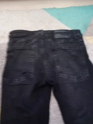 Pantalón Bershka negro roto adolescente