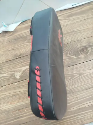 Punch de boxeo negro con logo rojo