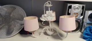 Lámpara infantil de techo rosa y blanca