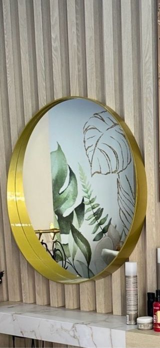 Espejo redondo dorado con marco de madera