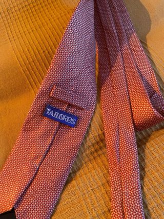 Elegante corbata rojo rosado con microestampado