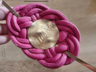 Diadema de piel trenzada fucsia