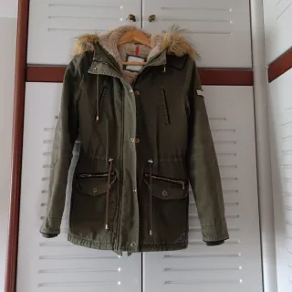 Parka verde Pimkie con forro sherpa