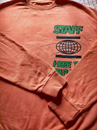 Sudadera STAFF HERE TO HELP YOU.