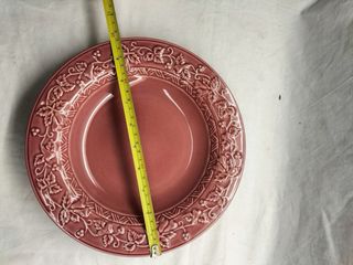 Prato em faiança com decoração em relevo