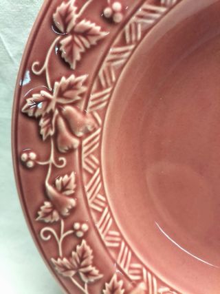 Prato em faiança com decoração em relevo