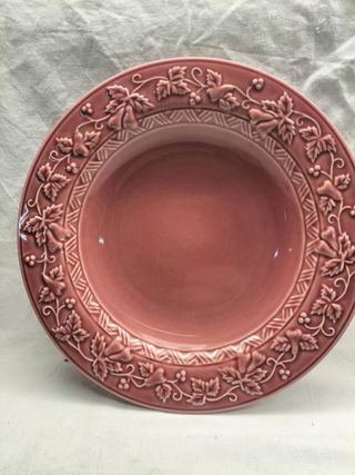 Prato em faiança com decoração em relevo