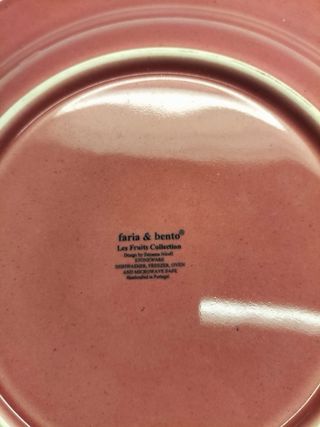 Prato em faiança com decoração em relevo