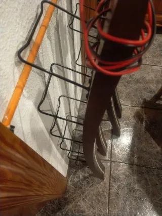 Dos botelleros colgantes madera y metal 1m×20 cm