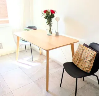 Mesa de comedor de madera