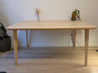 Mesa de comedor de madera