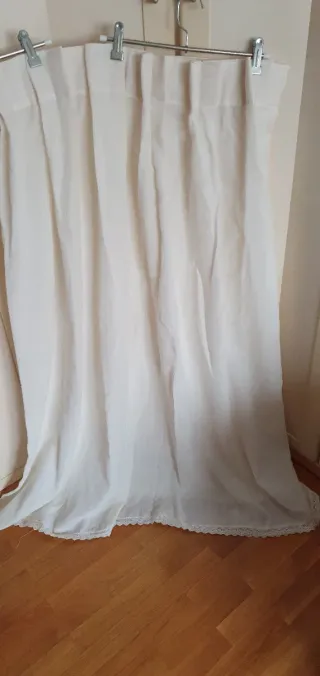 Cortina beige corta con puntilla