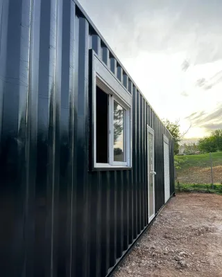 Contenedor 12 m. con puerta y ventanas. Calatayud.