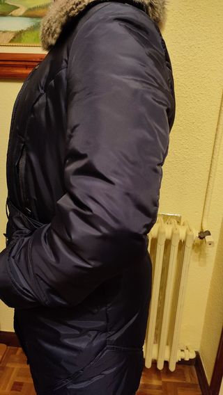 Abrigo azul marino con cuello de pelo