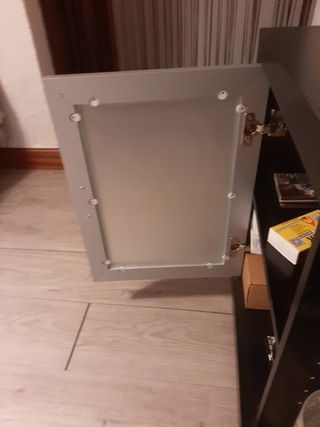 Mueble de salón negro con puertas de cristal