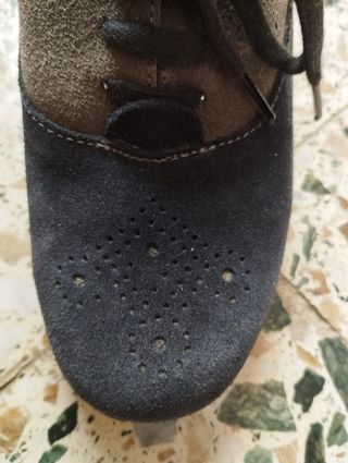 Botines de ante azul y gris con cordones