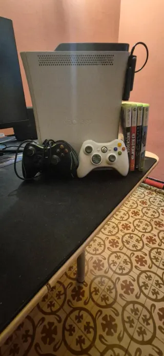 PACK Xbox 360 Slim Blanca + 2 Mandos + 6 Juegos
