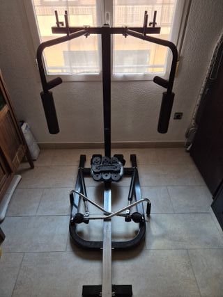 Máquina de ejercicios tren superior e inferior.