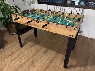 Futbolín de madera y metal