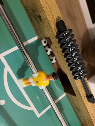 Futbolín de madera y metal