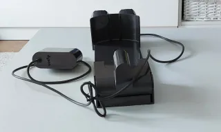 Cargador Dyson y base de carga