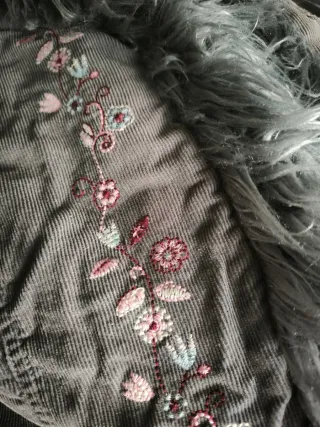 Abrigo largo gris y rosa