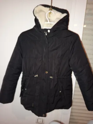 Chaqueta niña negra de pelo por dentro con capucha