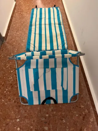 Tumbona de playa a rayas