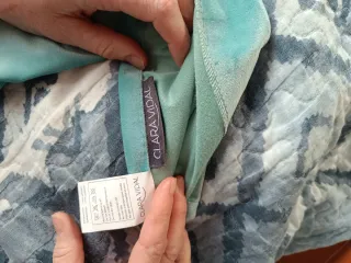 par de cortinas turquesa con ojales