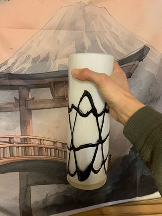 Jarrón de cristal blanco con diseño negro