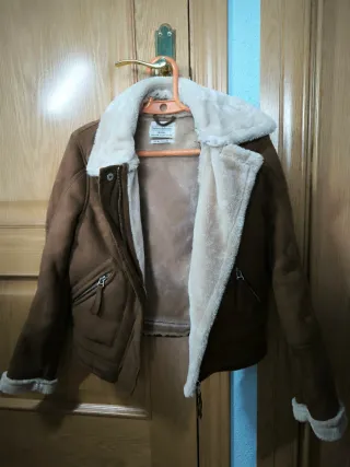 Chaqueta marrón con cuello beige