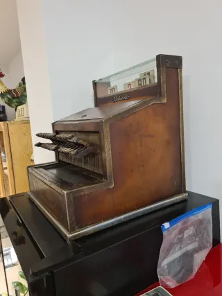 Máquina registradora Britannic antigua