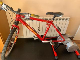 Bicicleta Cannondale con rodillo Elite