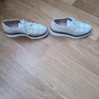 Zapatos de cordones blancos perforados
