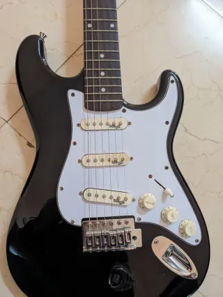 Guitarra Eléctrica Negra con Amplificador