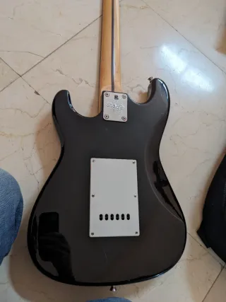 Guitarra Eléctrica Negra con Amplificador