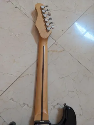 Guitarra Eléctrica Negra con Amplificador