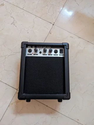 Guitarra Eléctrica Negra con Amplificador