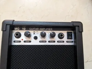 Guitarra Eléctrica Negra con Amplificador