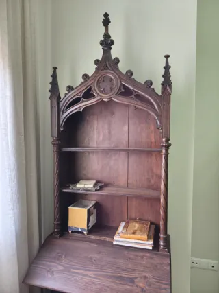 Mueble reclinatorio neogótico religioso