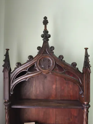 Mueble reclinatorio neogótico religioso