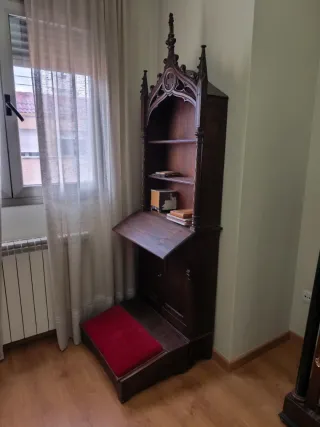 Mueble reclinatorio neogótico religioso